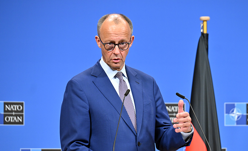 Almanya Başbakanı Friedrich Merz, NATO Karargahı'nda basın toplantısı yapıyor.