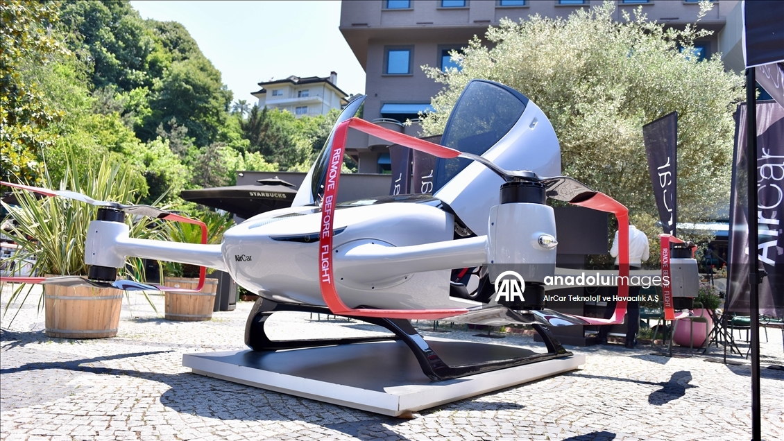 AirCar iki kişilik uçan arabayla ilk insanlı uçuş testini başarıyla gerçekleştirdi